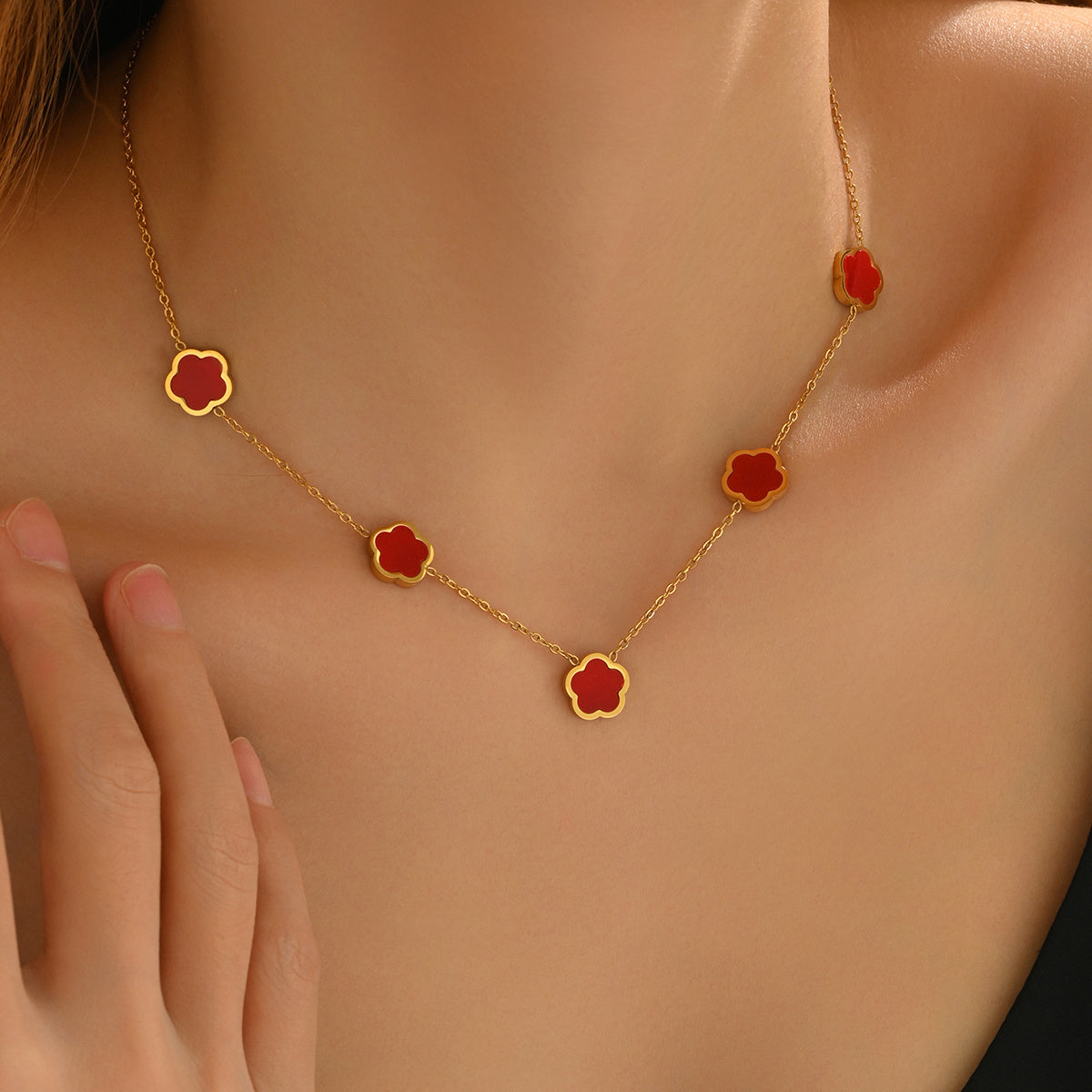 Lxalry 18K Gold Plated Five Leaf Clover Necklace Modern Minimalist Stainless Steel Jewelry Hypoallergenic Tarnish-Free Gift For Women Wife Mom Everyday Luxury With Golden Aura HWCNSY28